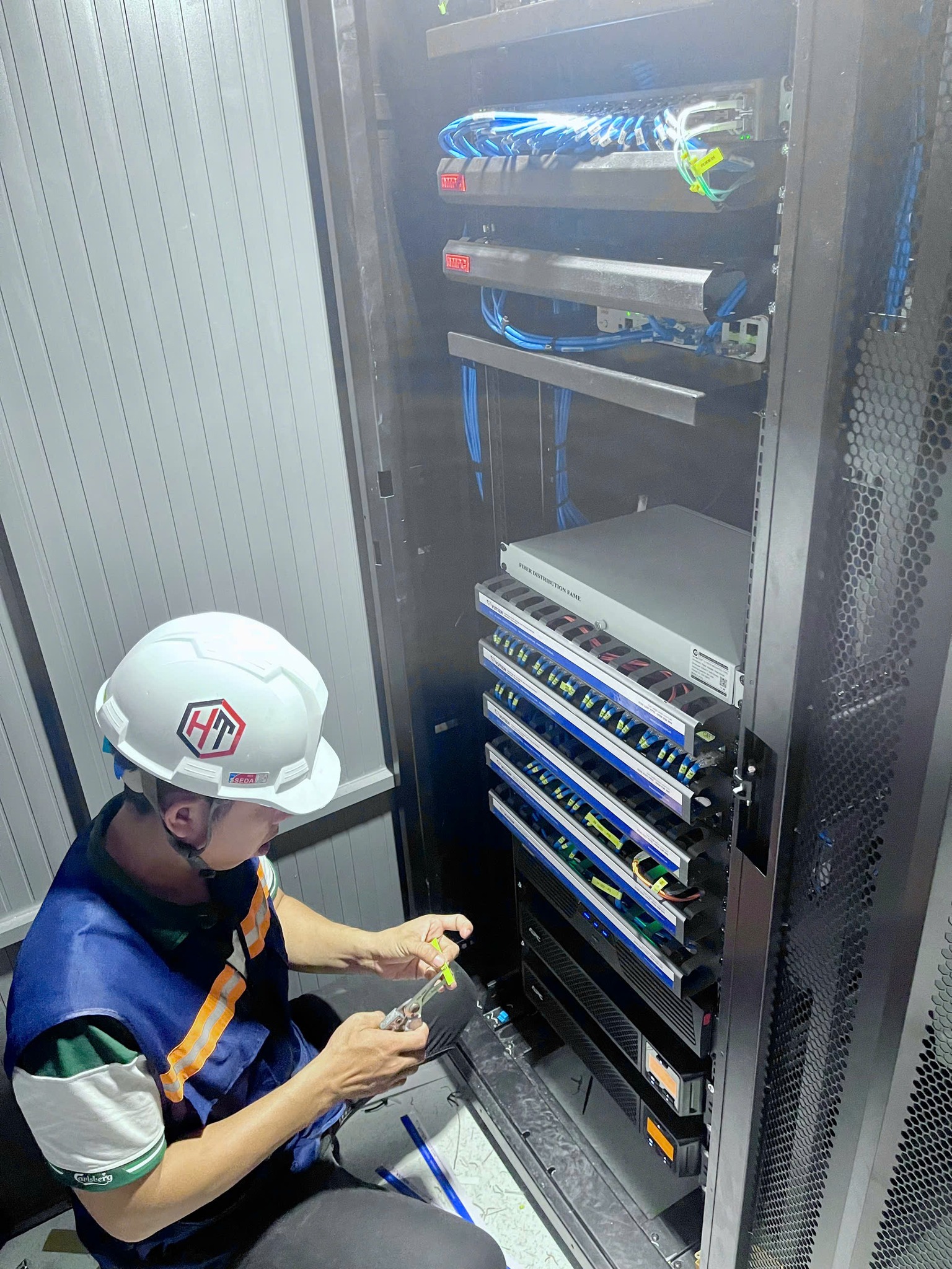 thi công tủ rack